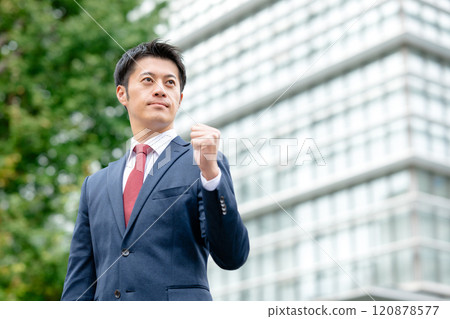 打膽量姿勢的商人 打膽量姿勢的商人 120878577