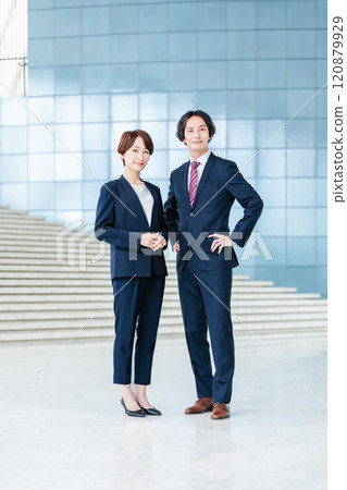 穿著西裝的男性和女性商務人士 120879929