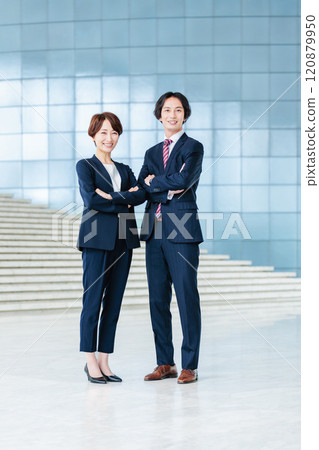 Male and female business people in suits 120879950