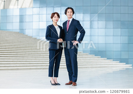 Male and female business people in suits 120879981
