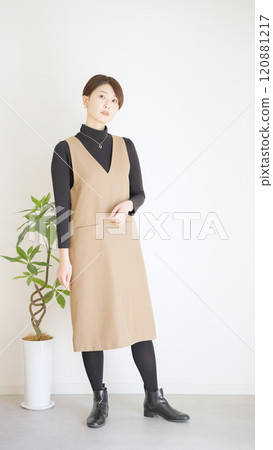 Fashion coordination of women's fall and winter clothes, whole body (portrait) 120881217