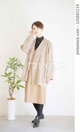 Fashion coordination of women's fall and winter clothes, whole body (portrait) Fashion coordination of women's fall and winter clothes, whole body (portrait) 120881219