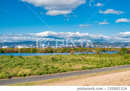 從枚方市淀川公園出口地區堤防頂部看到的景色 從枚方市淀川公園出口地區堤防頂部看到的景色 120881324
