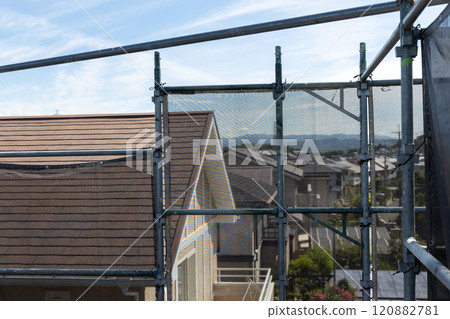 A 25-year-old detached house with scaffolding installed for roof outer wall construction 120882781