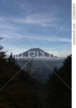 從富士宮市看秋天的富士山 從富士宮市看秋天的富士山 120882909