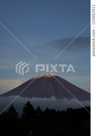 從富士宮市看秋天的富士山 從富士宮市看秋天的富士山 120882911