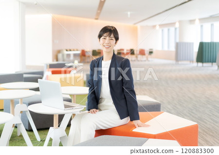 穿著西裝在辦公室工作的女人 穿著西裝在辦公室工作的女人 120883300