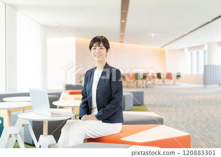 穿著西裝在辦公室工作的女人 穿著西裝在辦公室工作的女人 120883301