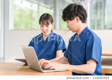 Young men and women including nurses, physiotherapists, caregivers, doctors and interns holding meetings, conferences and handovers 120883485