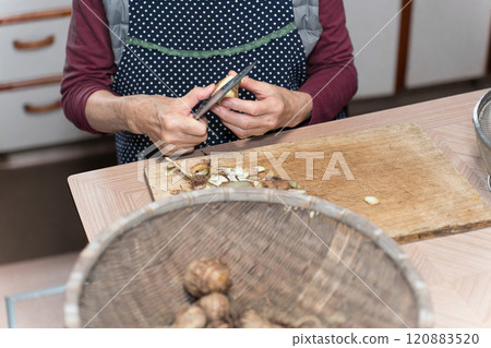 剝芋頭的老婦人 120883520