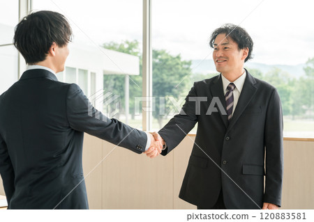 中年商人握手（遊說、遊說、問候、合約、協議、協議） 120883581