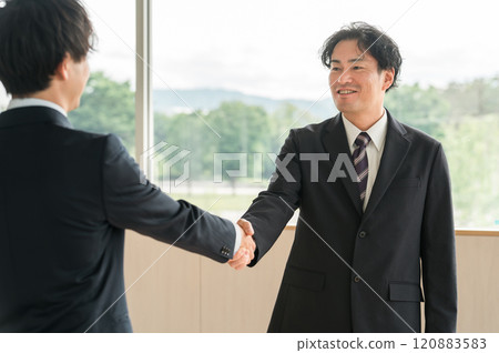 中年商人握手（遊說、遊說、問候、合約、協議、協議） 120883583