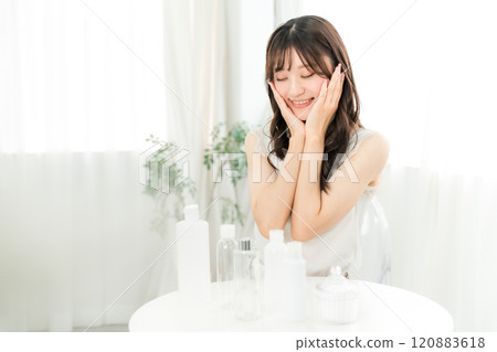 一位年輕的亞洲女性使用基本化妝品來保濕、護膚和抗衰老。 120883618