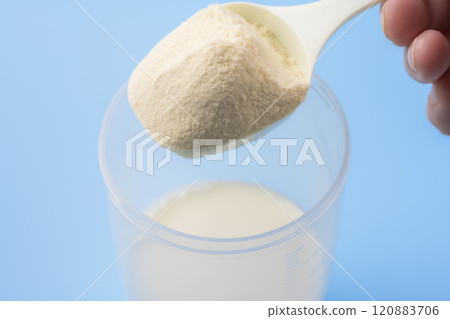 將蛋白質添加到搖床的瞬間特寫 將蛋白質添加到搖床的瞬間特寫 120883706