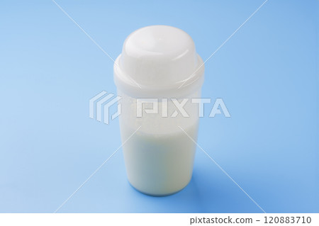 藍色背景上放置的蛋白質搖床 藍色背景上放置的蛋白質搖床 120883710