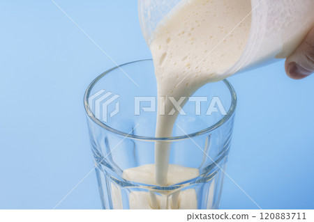 蛋白質飲料倒入玻璃杯中 120883711