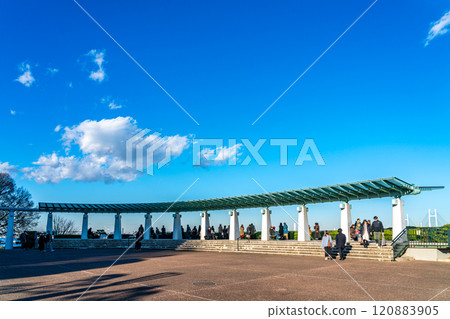 [Kanagawa Prefecture] Minato Mirai Park with a refreshing blue sky 120883905