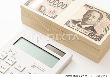 400萬日圓和白色背景上的計算器 120883941