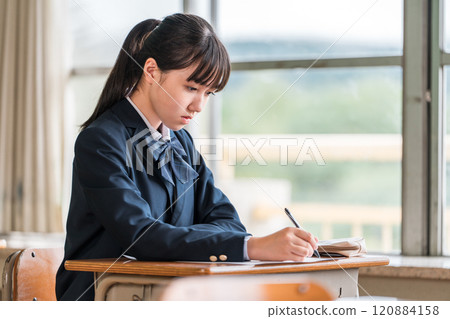 High school, junior high school, and elementary school girls taking exams and tests in school classrooms and cram schools (examination) High school, junior high school, and elementary school girls taking exams and tests in school classrooms and cram schools (examination) 120884158