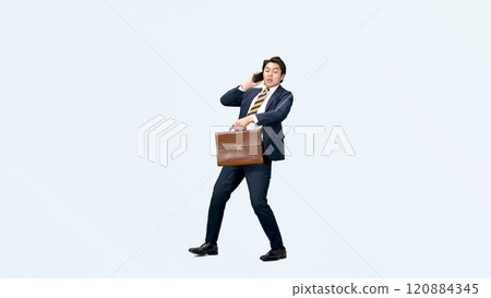 一位男性商務人士使用智慧型手機跳舞的全身照片 一位男性商務人士使用智慧型手機跳舞的全身照片 120884345