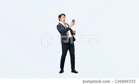 一位男性商務人士使用智慧型手機跳舞的全身照片 一位男性商務人士使用智慧型手機跳舞的全身照片 120884355