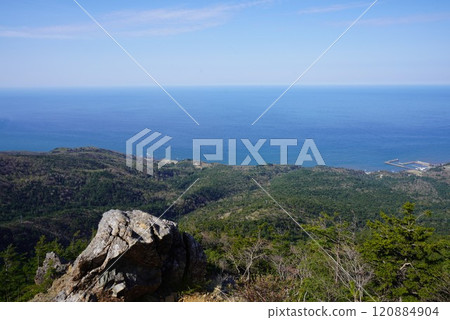 The Pacific Ocean as seen from the Mt. Apoi hiking trail 120884904