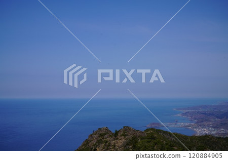 The Pacific Ocean as seen from the Mt. Apoi hiking trail 120884905