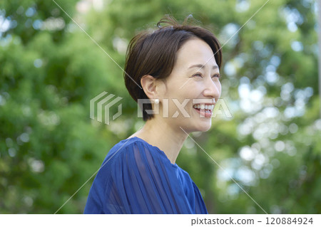 40多歲戶外女性肖像 120884924