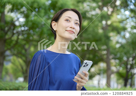 公園裡有智慧型手機的女人 120884925
