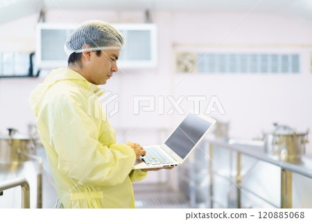 Senior quality control officer performs the inspection and analyzing of boiler tank inside the food and beverage manufacturing factory. The supervisor inspects boiler tank. Senior quality control officer performs the inspection and analyzing of boiler tank inside the food and beverage manufacturing factory. The supervisor inspects boiler tank. 120885068