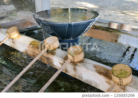 A chozubachi with ladles lined up 120885206