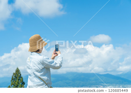 用智慧型手機拍攝美麗風景的女人，旅行的女人 120885449