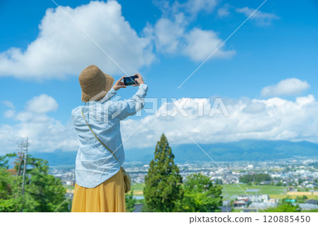 用智慧型手機拍攝美麗風景的女人,旅行的女人 用智慧型手機拍攝美麗風景的女人,旅行的女人 120885450