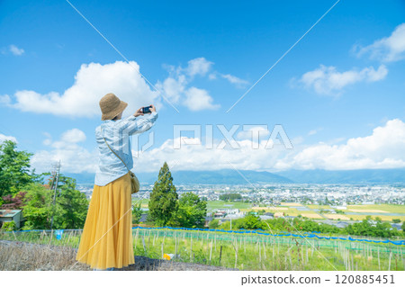 用智慧型手機拍攝美麗風景的女人,旅行的女人 用智慧型手機拍攝美麗風景的女人,旅行的女人 120885451