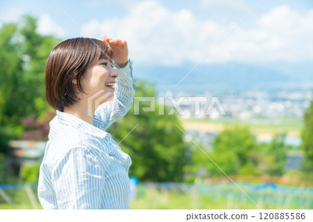 Woman traveling, woman looking at the scenery 120885586
