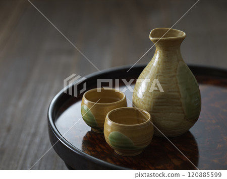 飲酒形象 - 帶有 choko 和清酒瓶的清酒杯套裝 120885599