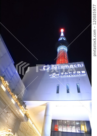 東京天空樹和墨田水族館在晚上 120885977