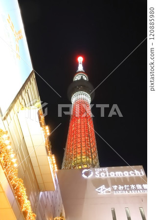 東京天空樹和墨田水族館在晚上 120885980