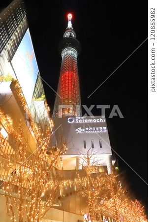 東京天空樹和墨田水族館在晚上 120885982