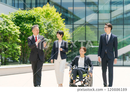 走在辦公室前面的商務人士 走在辦公室前面的商務人士 120886189