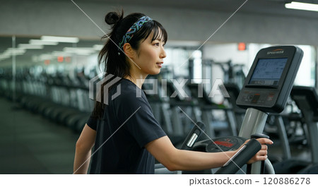 在健身房訓練的女人 120886278