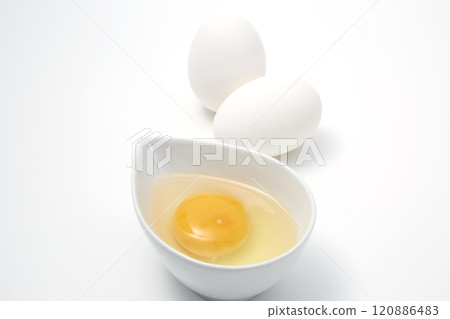 生蛋放在白色背景上 120886483