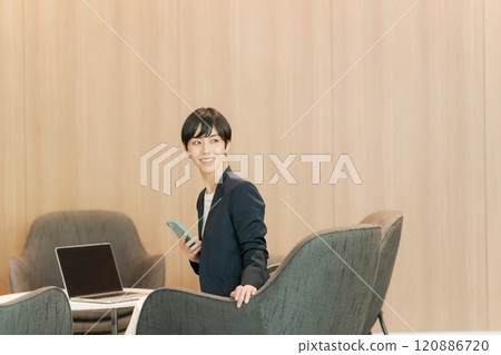 在接空間工作的女人 在接空間工作的女人 120886720