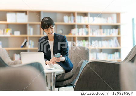 在接空間工作的女人 120886867