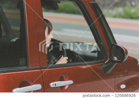 年輕女子把車停在停車場 120886926