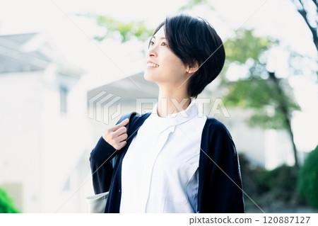 Female medical staff 120887127