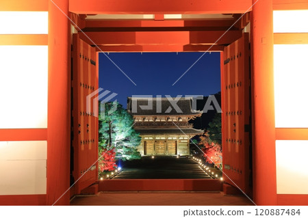 [Kyoto Prefecture] Autumn foliage illumination at Ninna-ji Temple (Chumon and Niomon Gates) 120887484