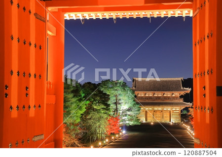 [Kyoto Prefecture] Autumn foliage illumination at Ninna-ji Temple (Chumon and Niomon Gates) 120887504