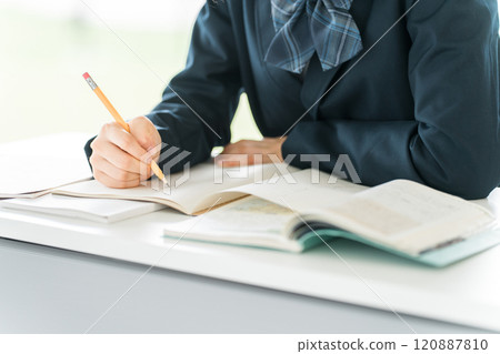 Elementary school students, junior high school students, high school students, and high school girls taking notes in school classes and cram schools 120887810