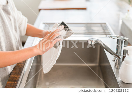 Children (elementary school, junior high school, high school, girls) helping with washing dishes in the kitchen at home 120888112